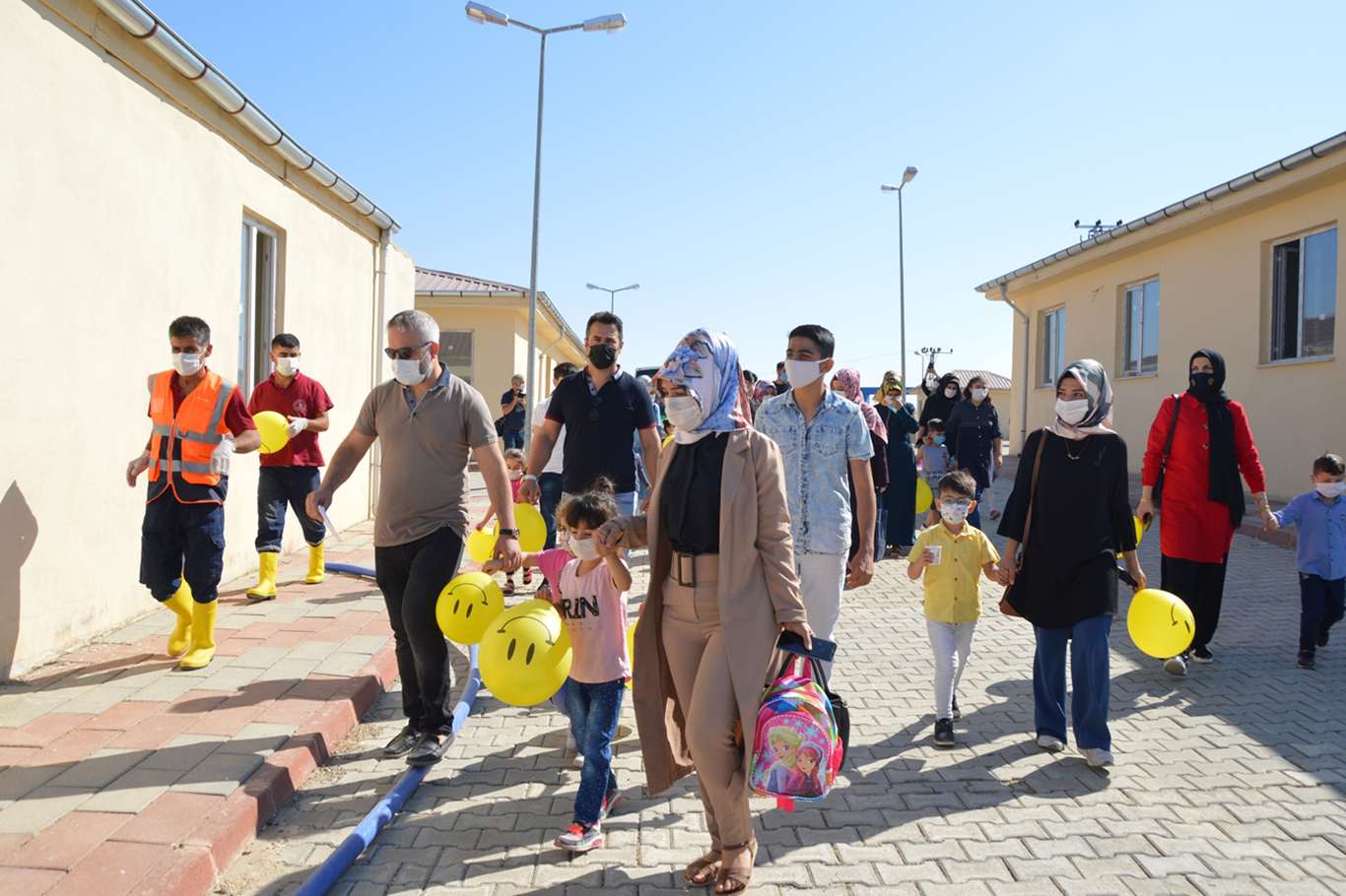 Siirt’te çocuklar hayvan barınağını gezip, sokak hayvanlarını besledi Siirt’te çocuklar hayvan barınağını gezip, sokak hayvanlarını besledi